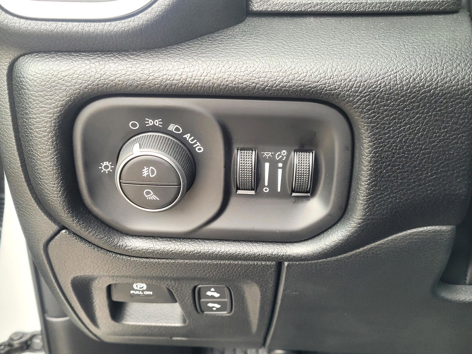 New 2026 RAM 1500 4x4 Crew Cab image 25