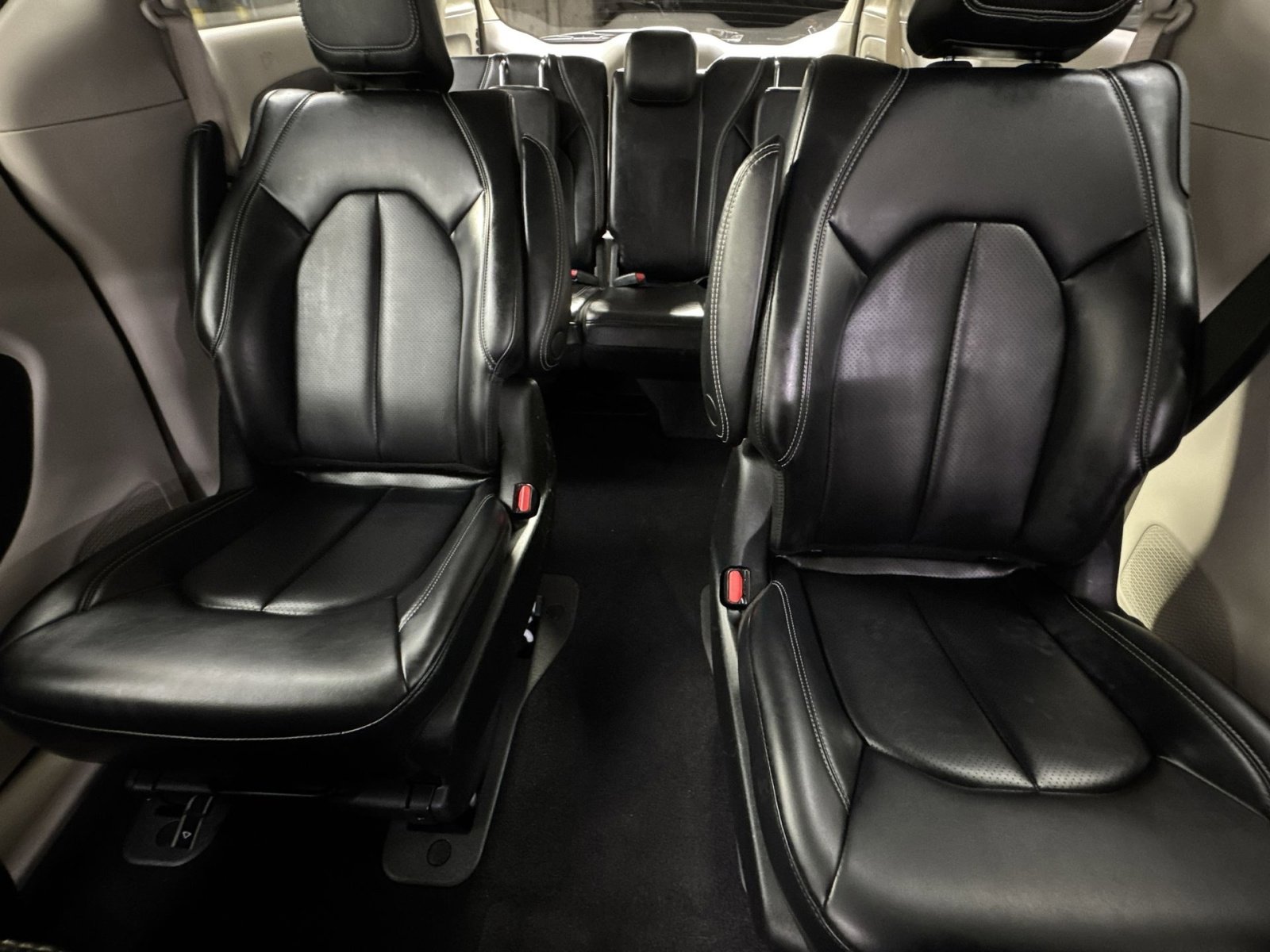 Used 2023 Chrysler Pacifica Touring-L image 5