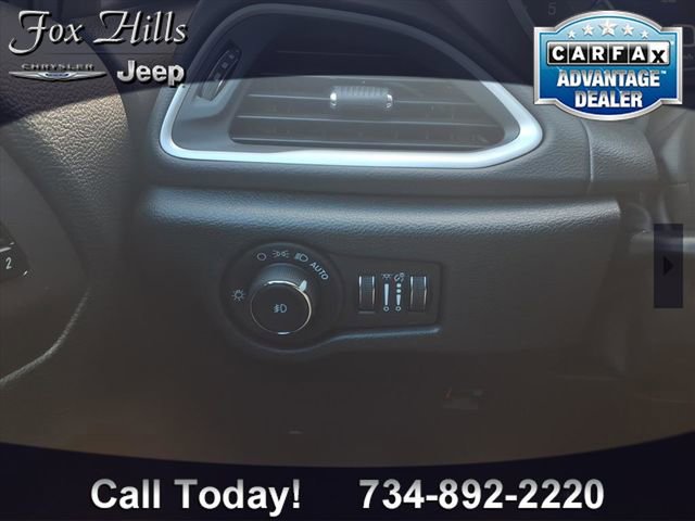 Used 2026 Chrysler Pacifica Select image 17
