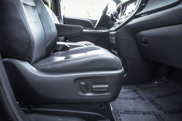 Used 2020 Toyota Sienna SE Premium FWD image 25