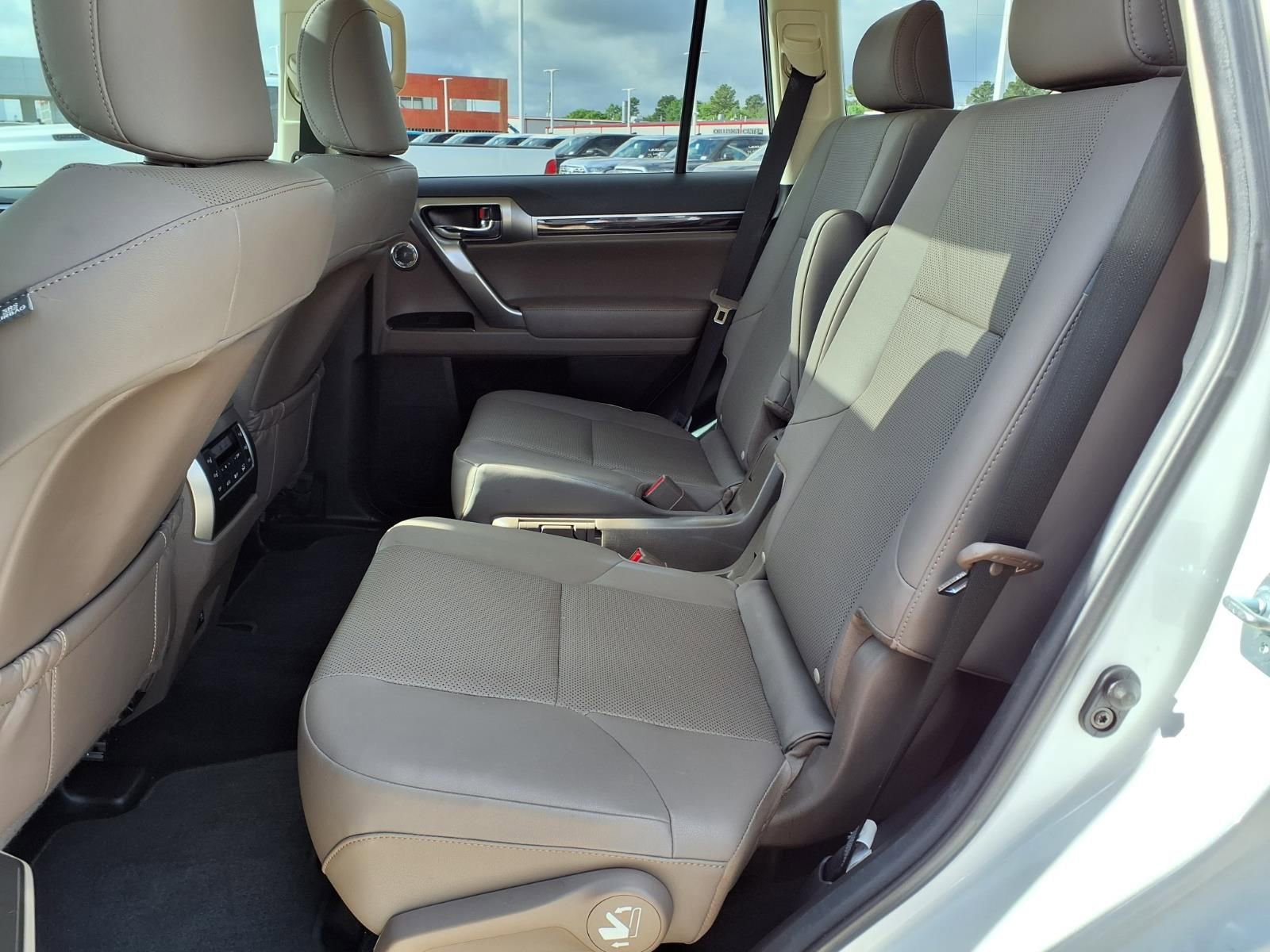 Used 2022 Lexus GX 460 Premium w/ Accessory Package image 21