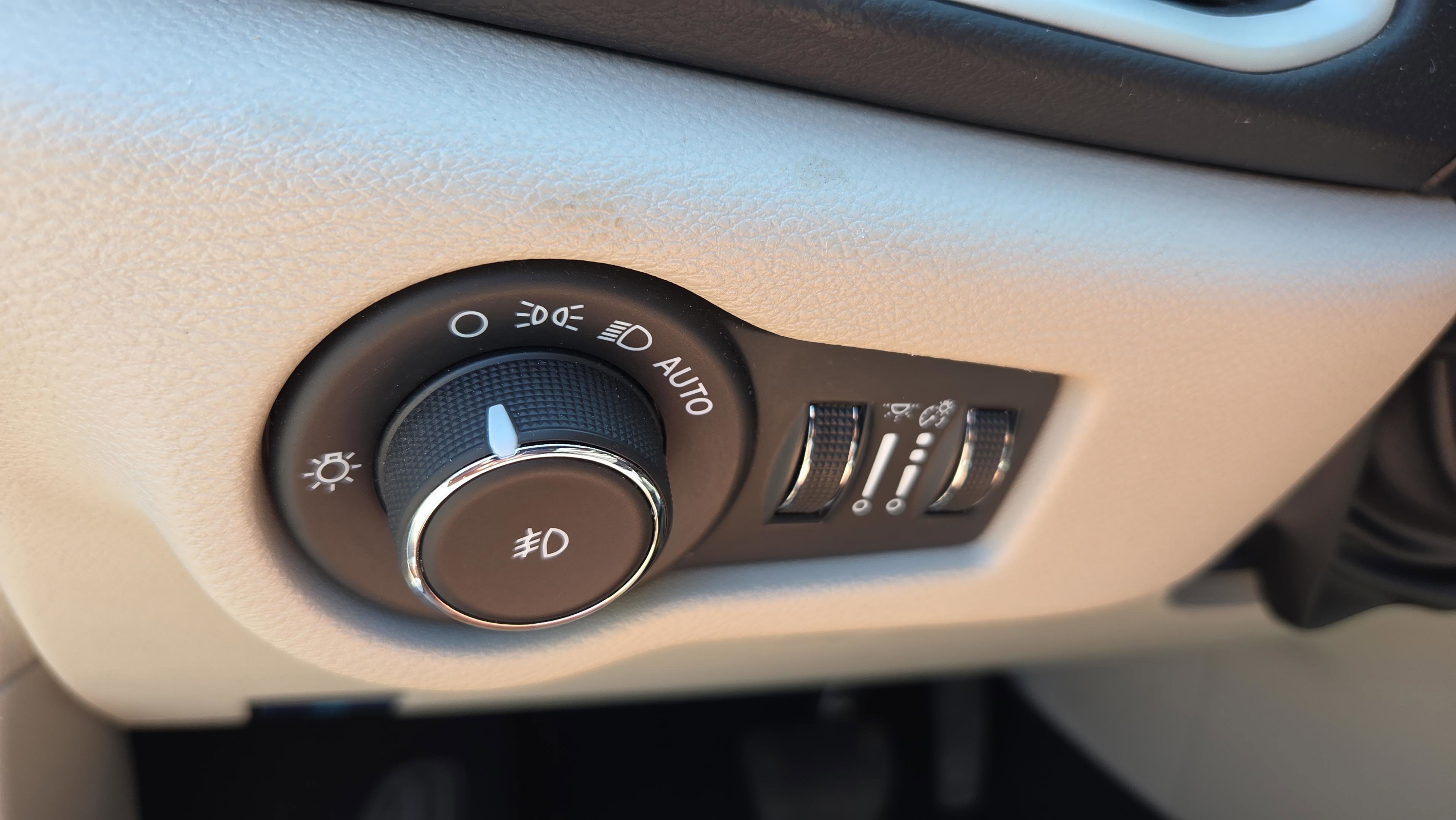 Used 2024 Chrysler Pacifica Touring-L image 18