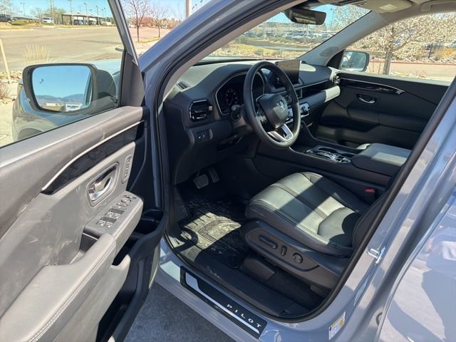 Used 2025 Honda Pilot Touring image 3