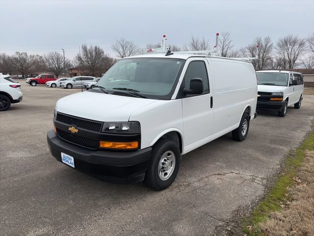 Used 2025 Chevrolet Express 3500 w/ Driver Convenience Package RWD image 2