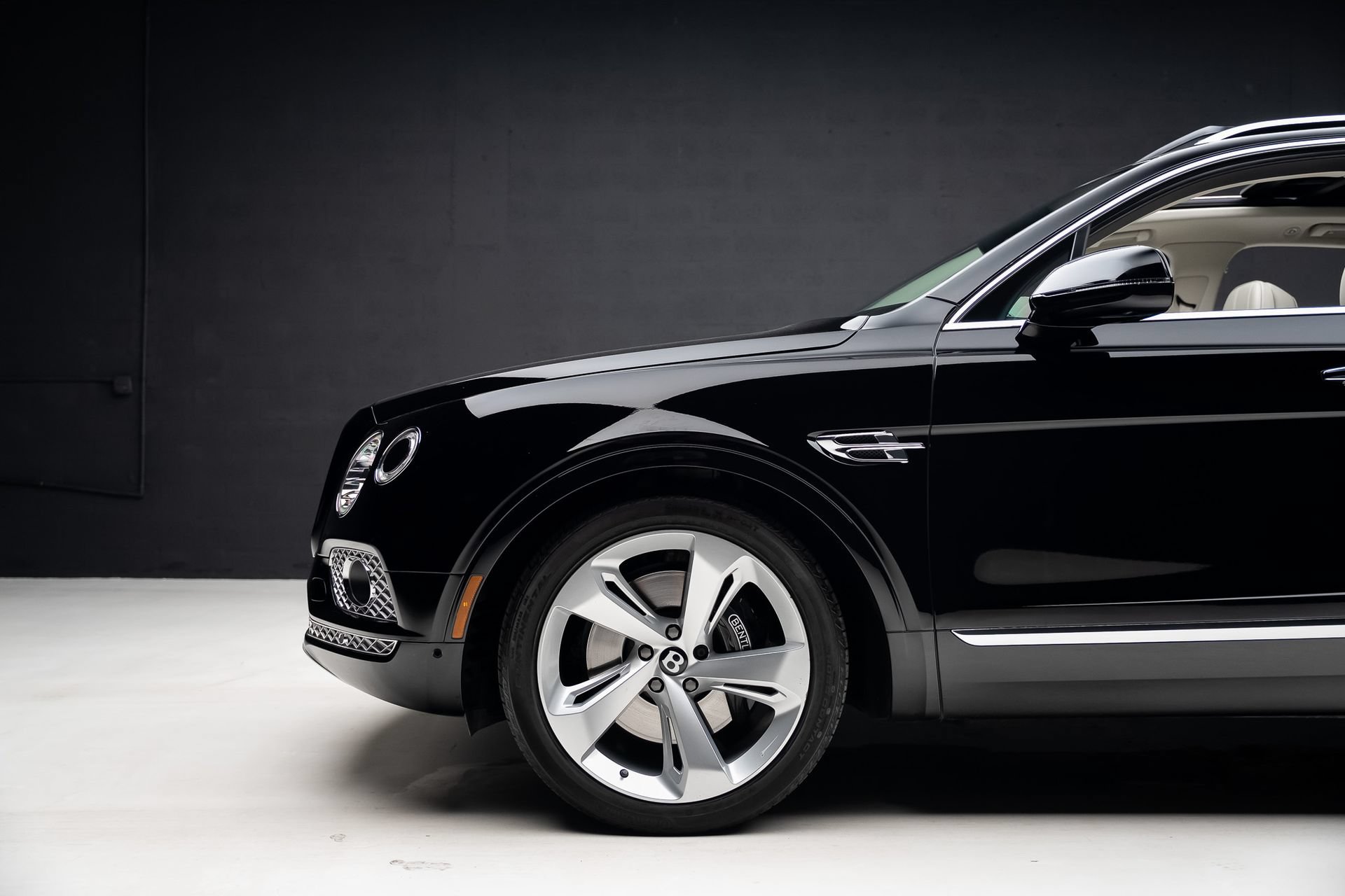 Used 2018 Bentley Bentayga AWD/4WD image 18