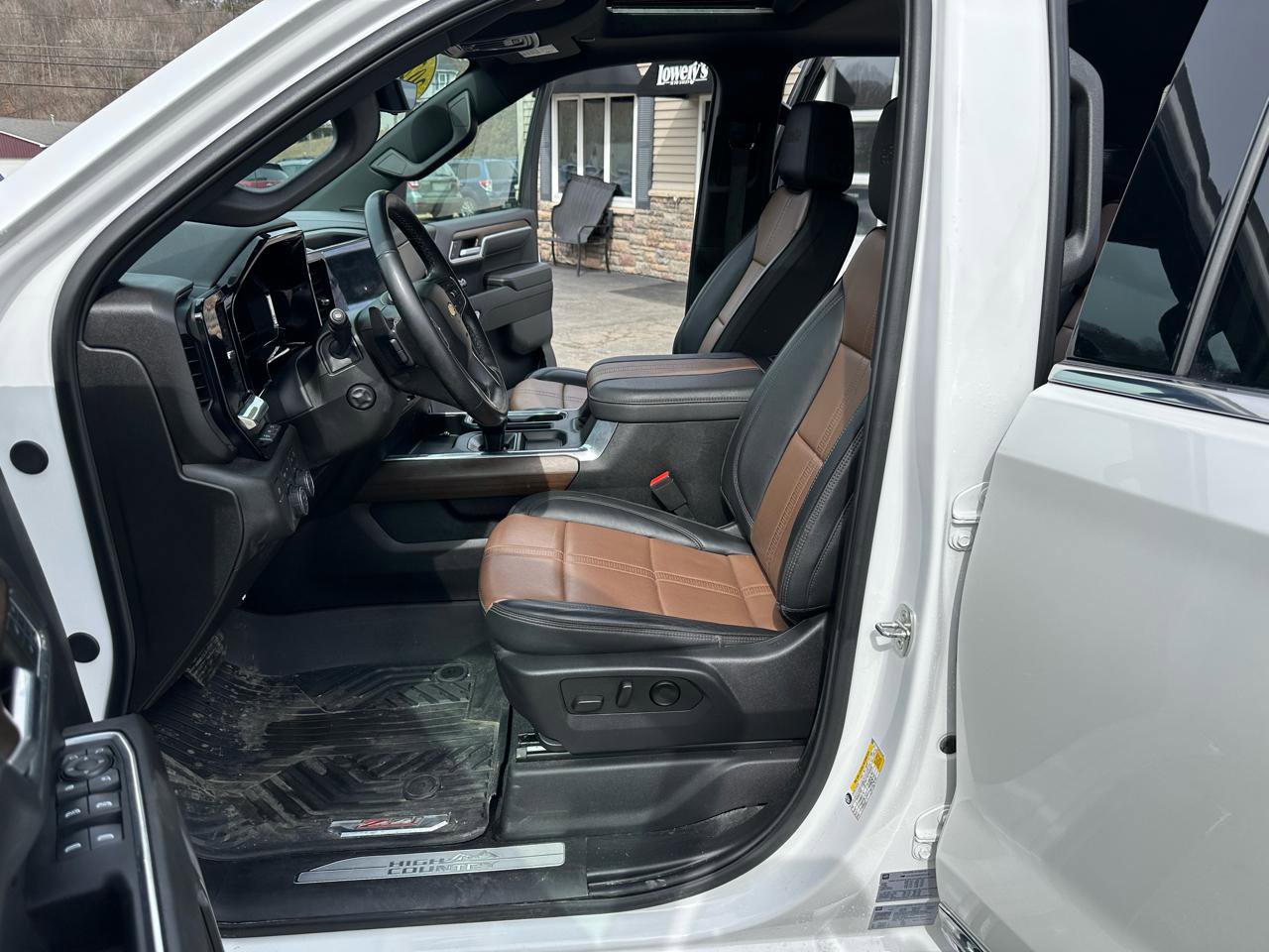 Used 2024 Chevrolet Silverado 1500 High Country w/ Technology Package image 8