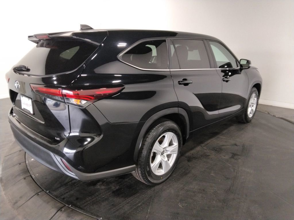 Used 2024 Toyota Highlander LE image 5