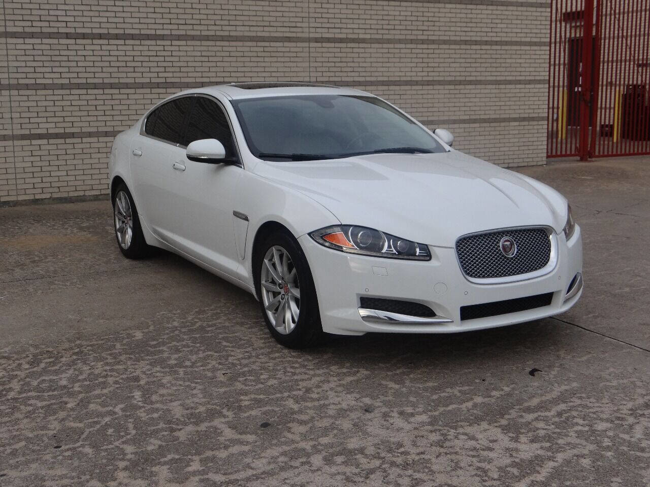 Used 2015 Jaguar XF Premium image 3