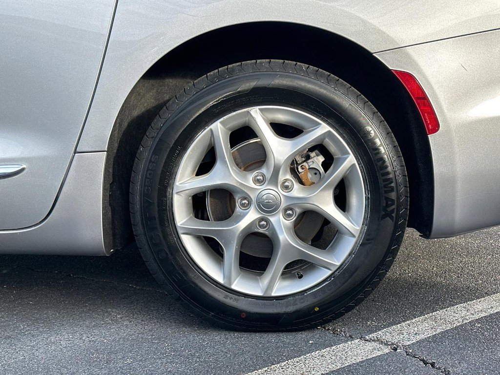Used 2020 Chrysler Pacifica Touring-L Plus w/ Tire & Wheel Group FWD image 9