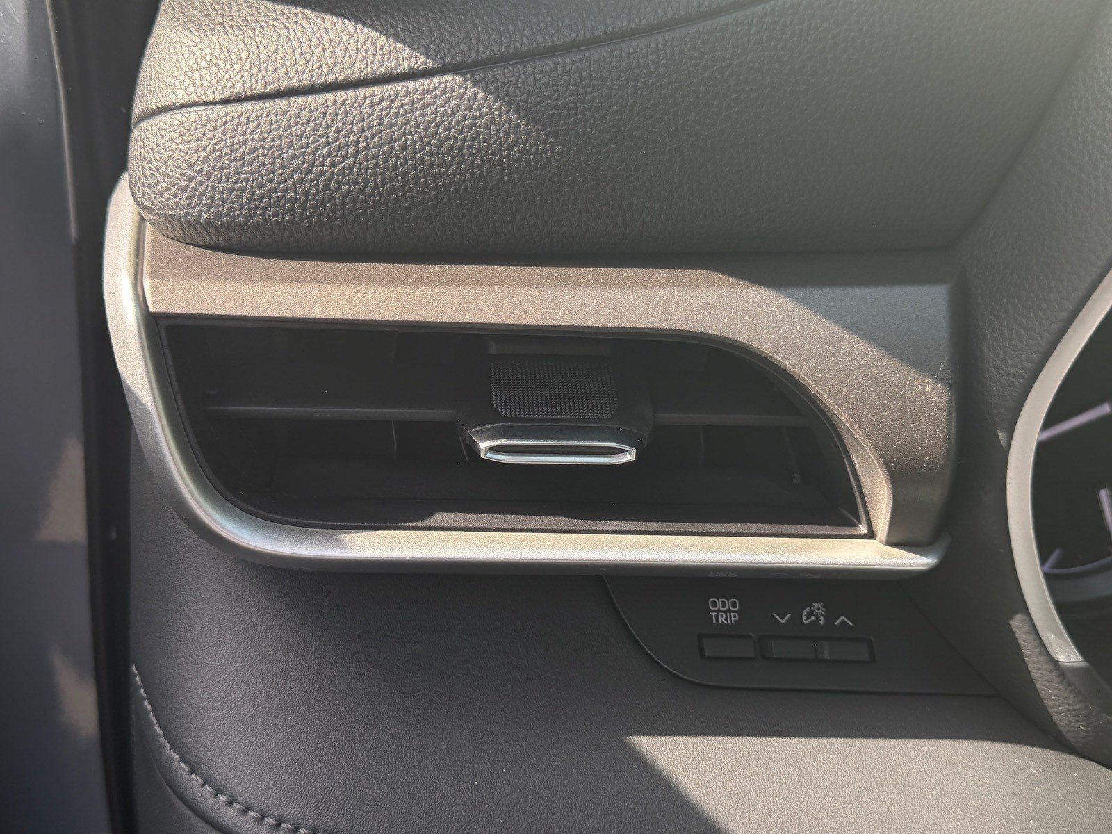 Used 2020 Toyota Highlander XLE FWD image 47