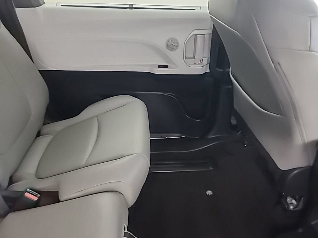 Used 2025 Toyota Sienna XLE FWD image 18