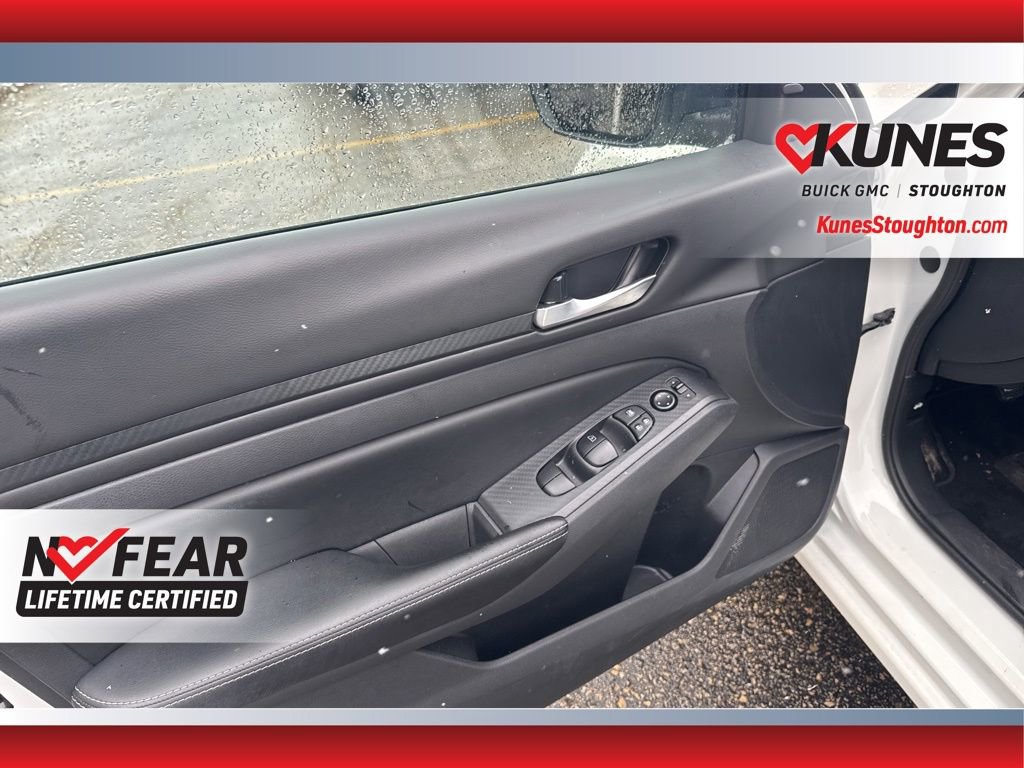 Used 2025 Nissan Altima 2.5 SV FWD image 14