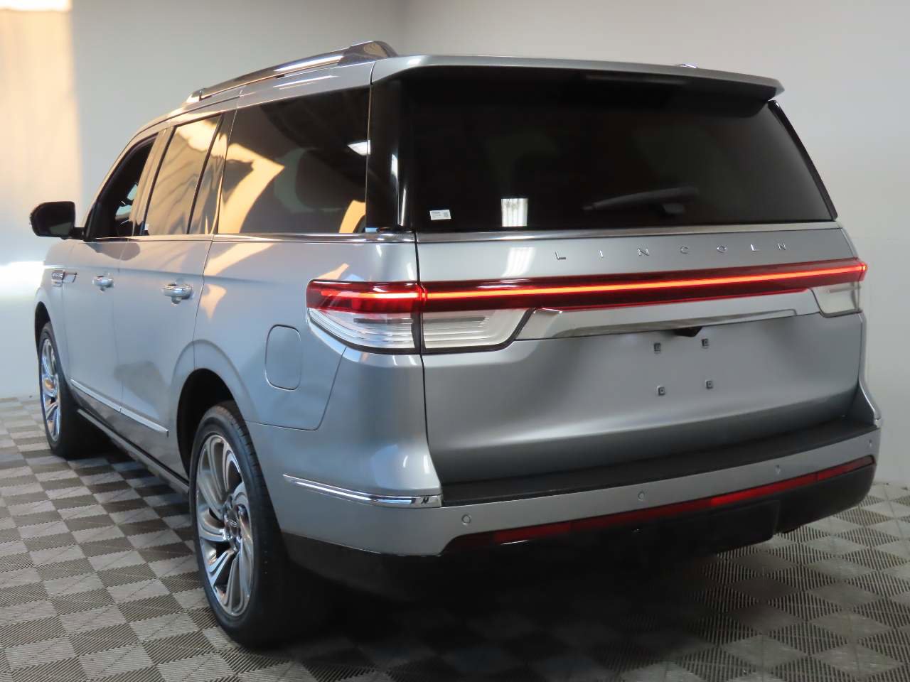 Used 2023 Lincoln Navigator Reserve AWD/4WD image 3