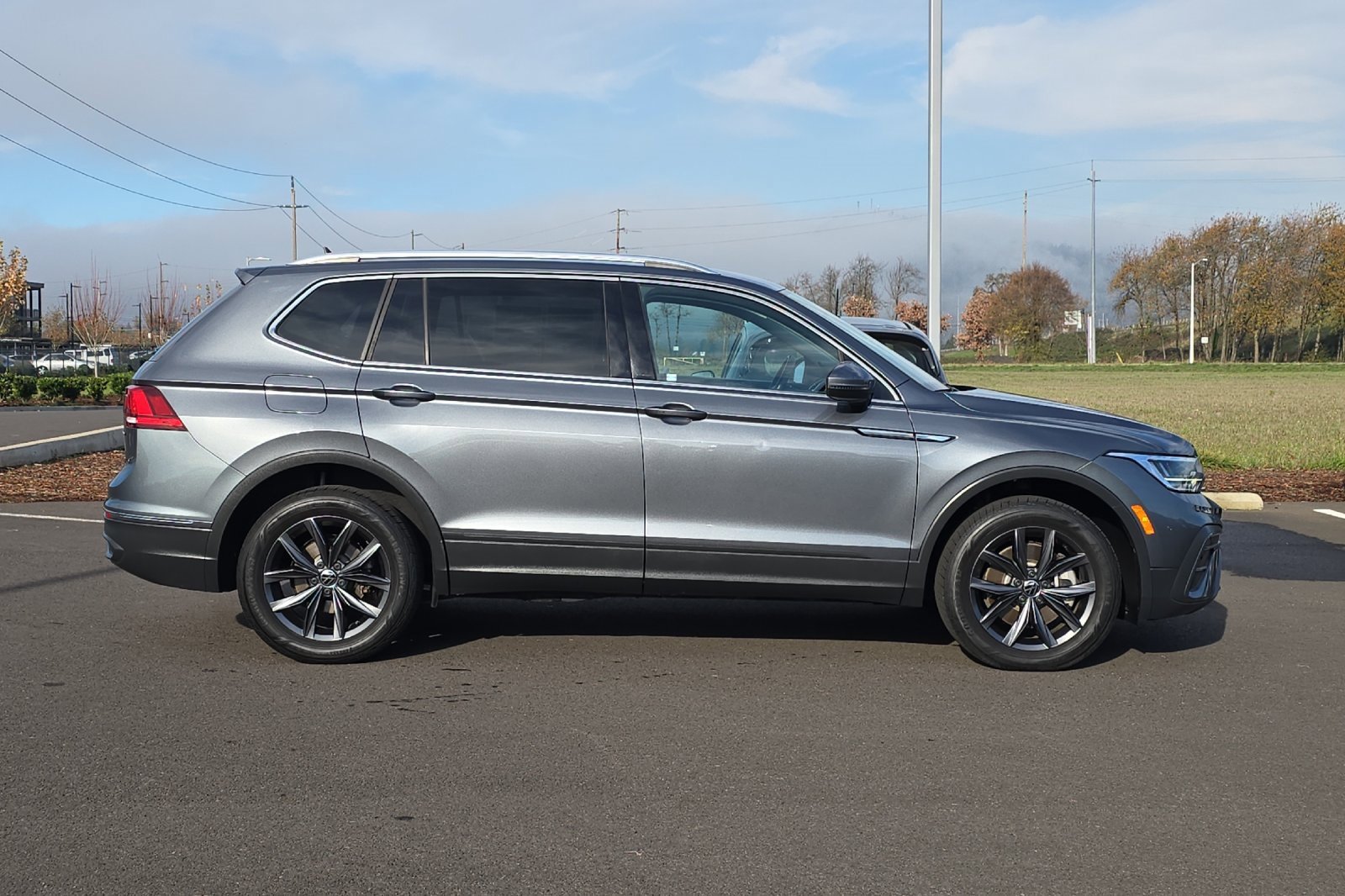Used 2022 Volkswagen Tiguan SE image 2