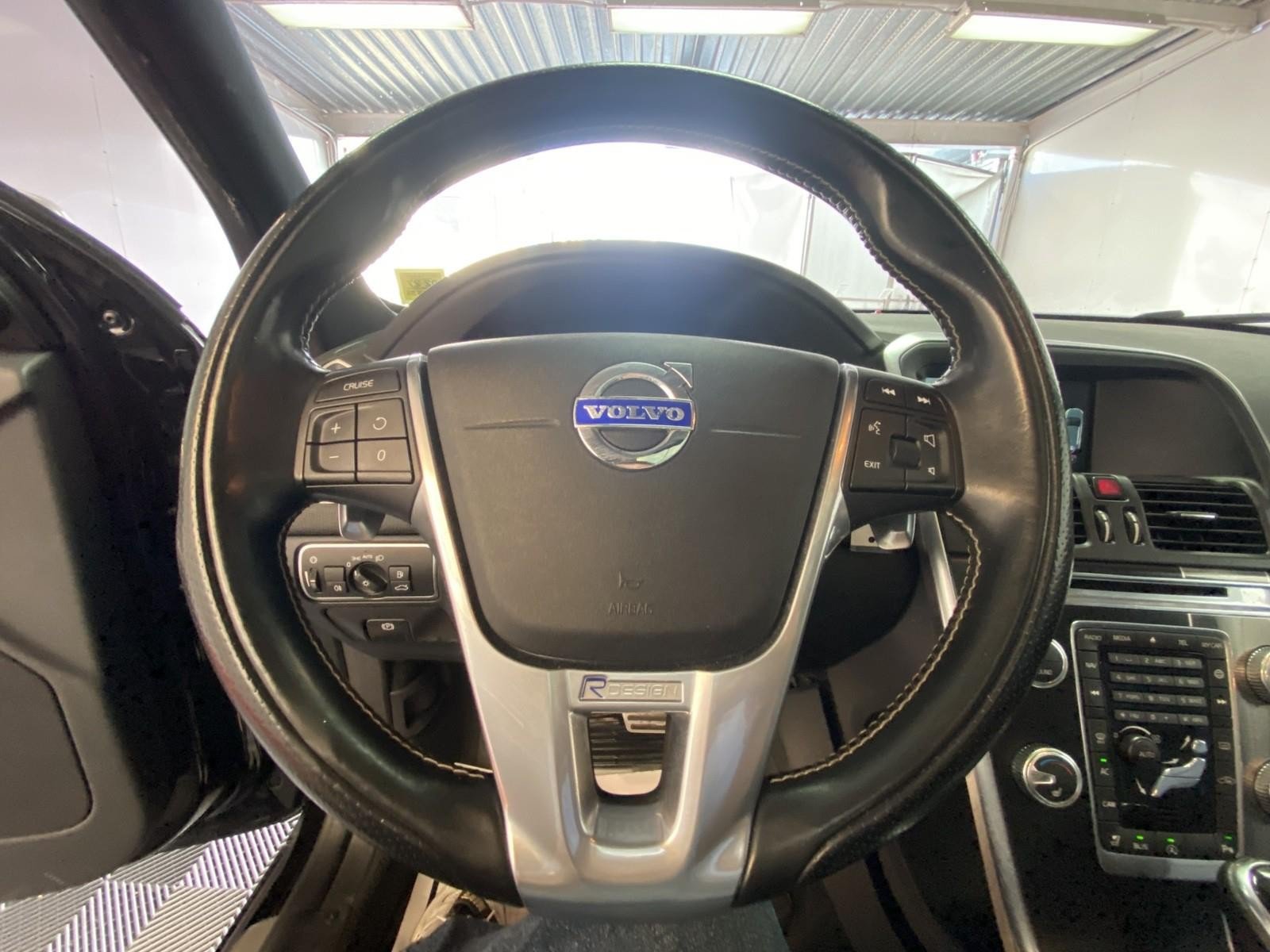 Used 2016 Volvo XC60 T6 R-Design w/ Proximity Package AWD/4WD image 29
