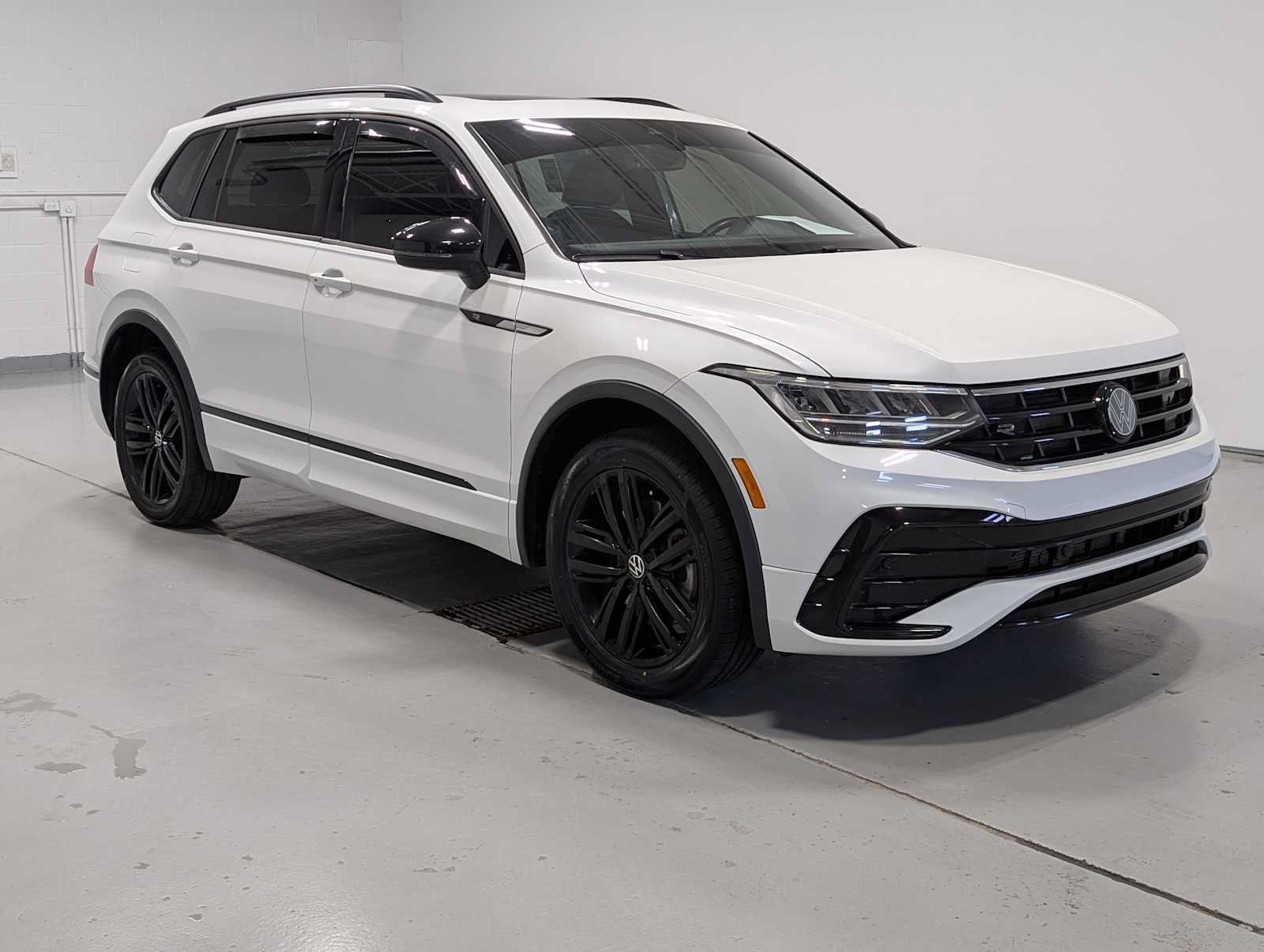 Used 2022 Volkswagen Tiguan SE R-Line AWD/4WD image 6