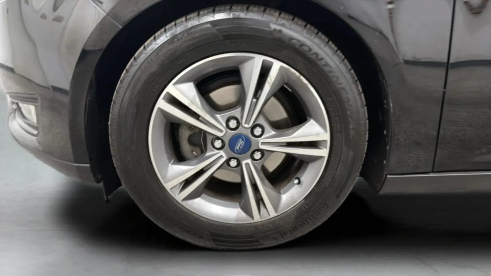 Used 2018 Ford Focus SE w/ SE Appearance Package FWD image 26