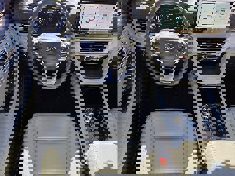 Used 2025 Ford Explorer Active w/ Active Comfort Package image 9