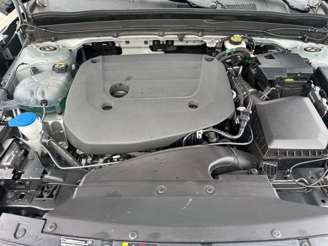 Certified 2025 Volvo XC40 B5 Core image 32