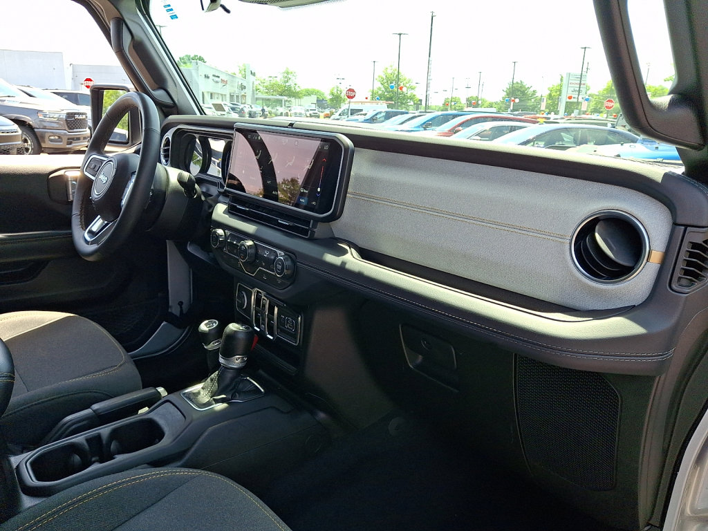 Used 2024 Jeep Wrangler Unlimited Sahara AWD/4WD image 11