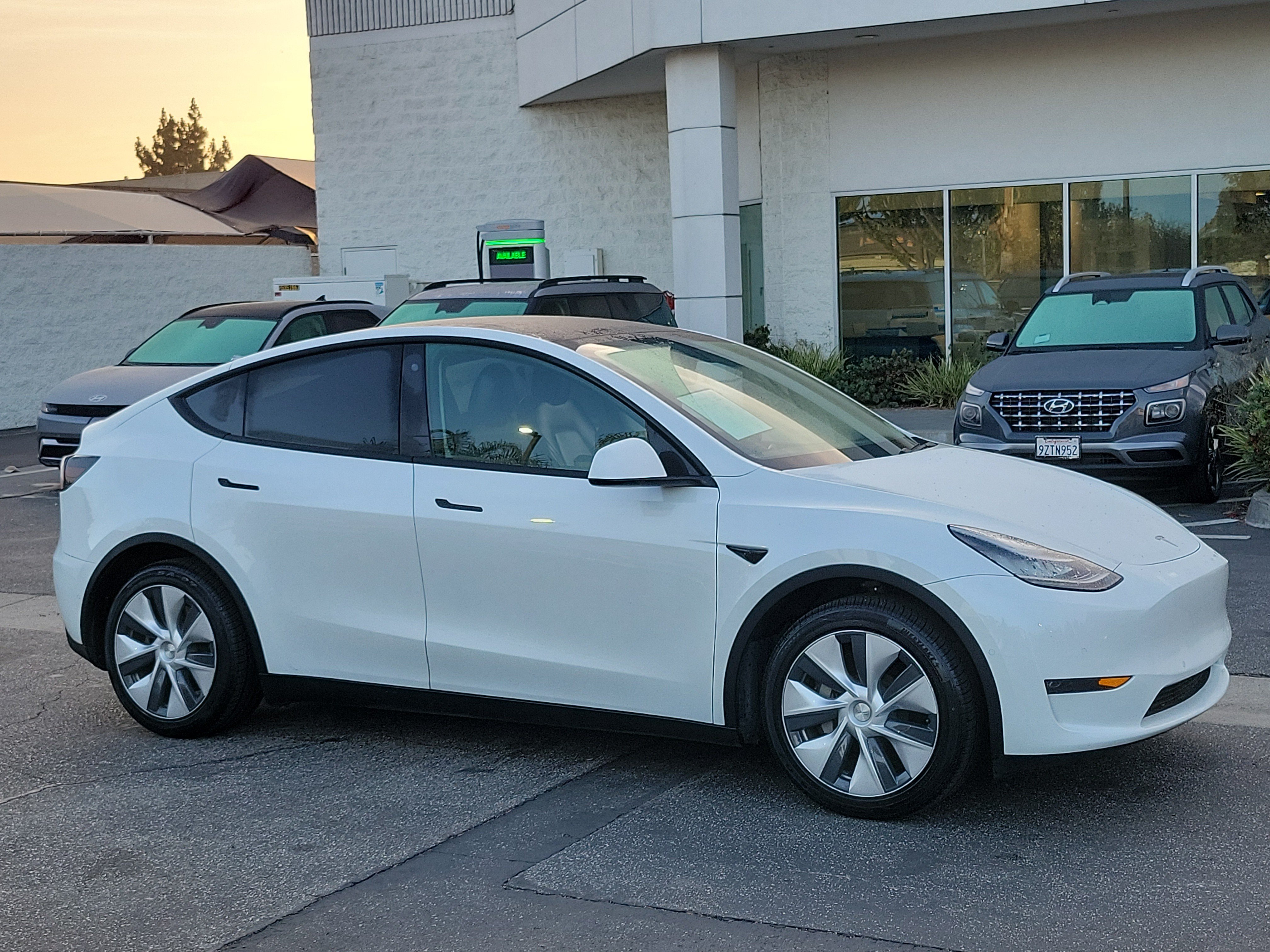 Used 2020 Tesla Model Y Long Range AWD/4WD image 26