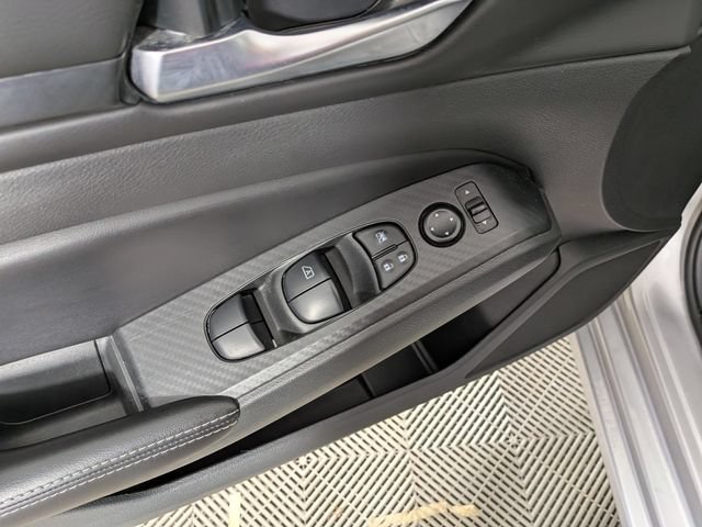 Used 2024 Nissan Altima 2.5 SV FWD image 12