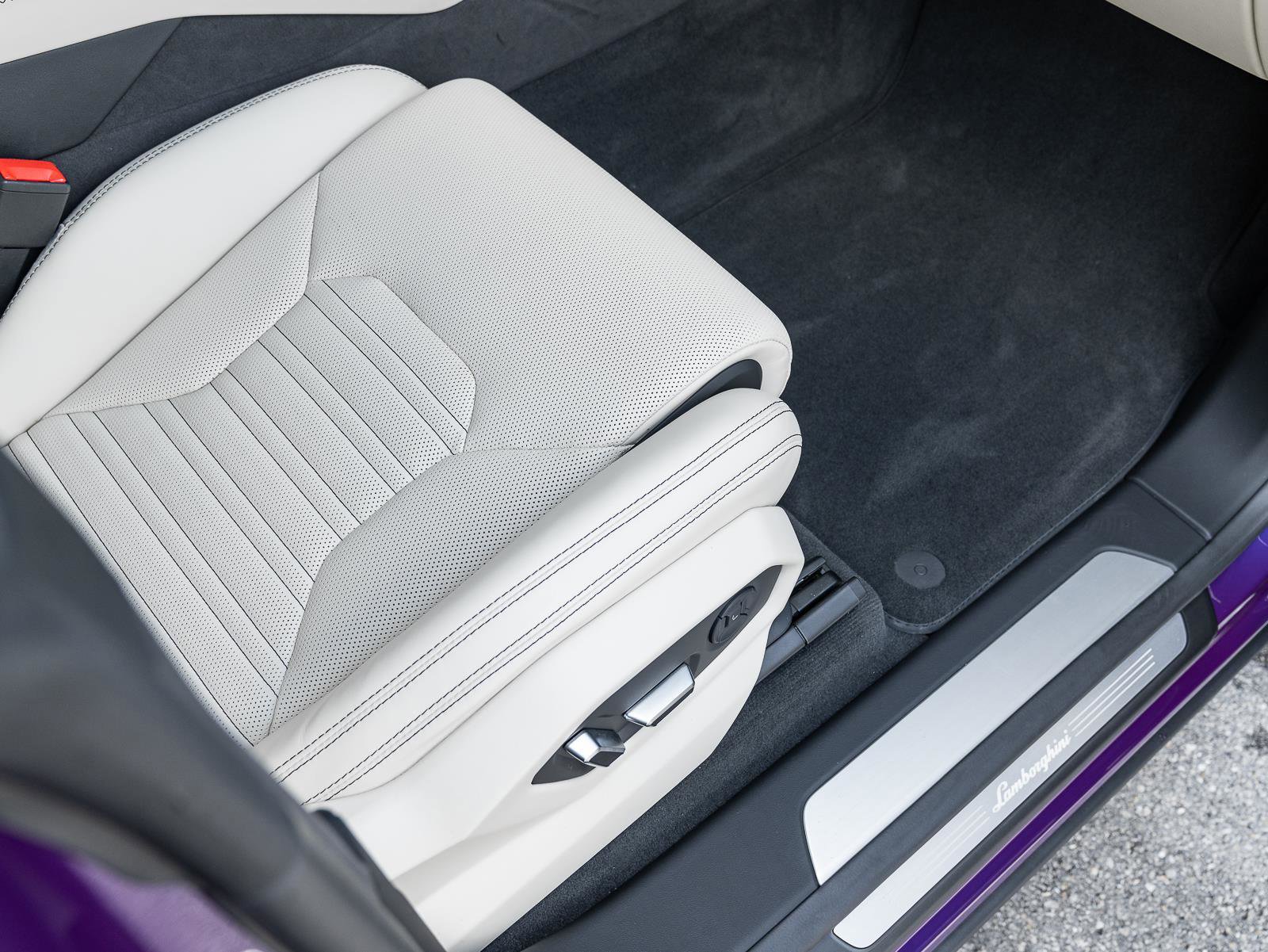 Used 2025 Lamborghini Urus SE image 36