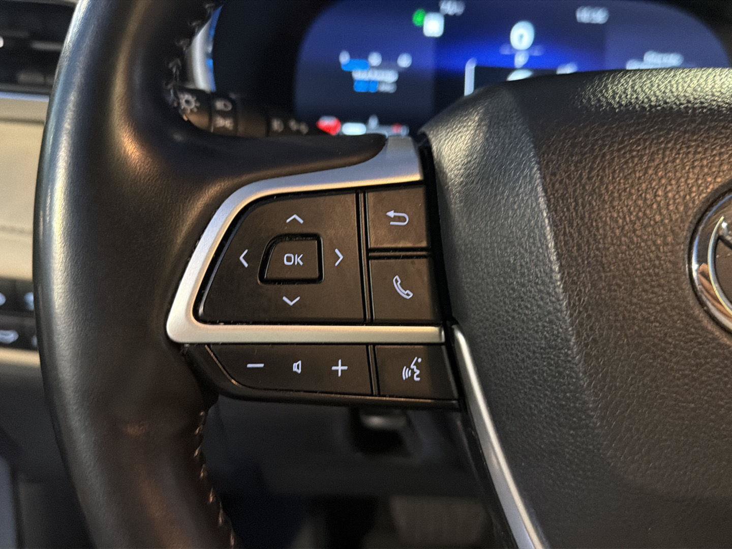 Used 2023 Toyota Highlander Platinum FWD image 22