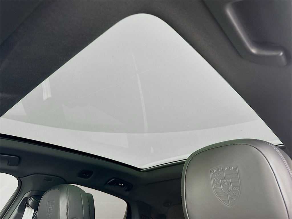 Used 2022 Porsche Cayenne Platinum Edition image 23