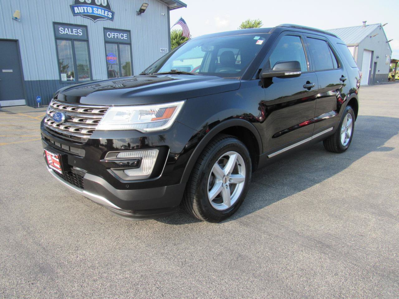 Used 2017 Ford Explorer XLT w/ Equipment Group 202A AWD/4WD image 1