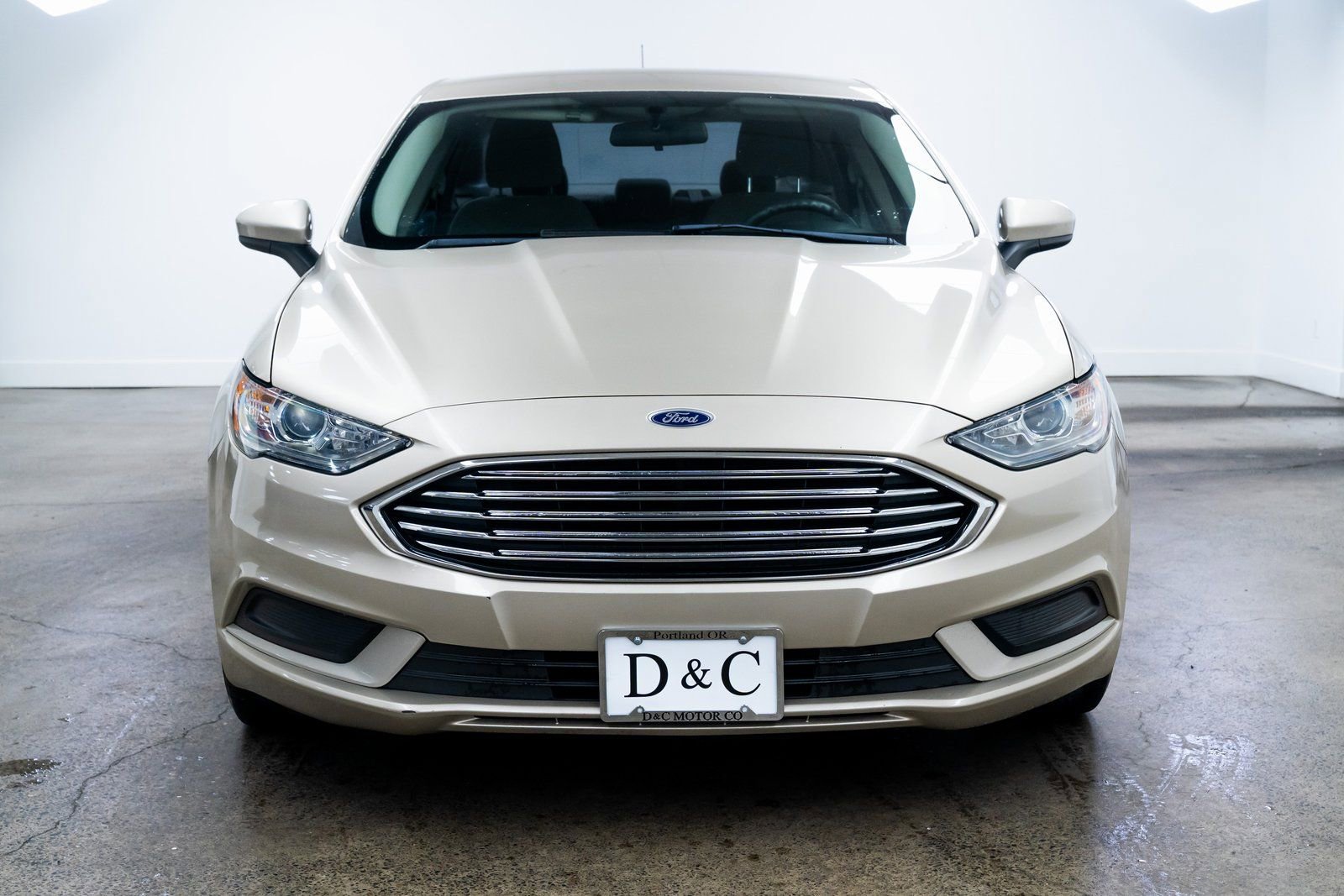 Used 2017 Ford Fusion SE FWD image 2
