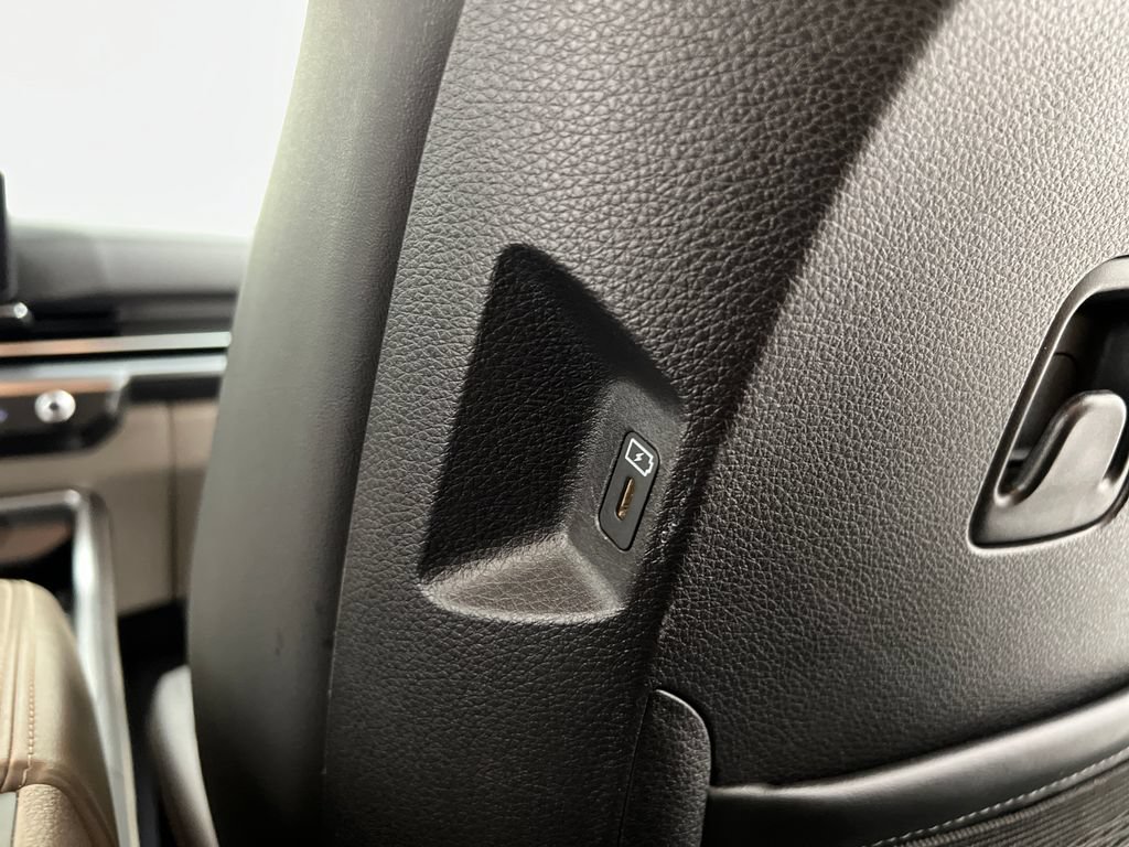 Used 2025 Kia Carnival FWD image 26