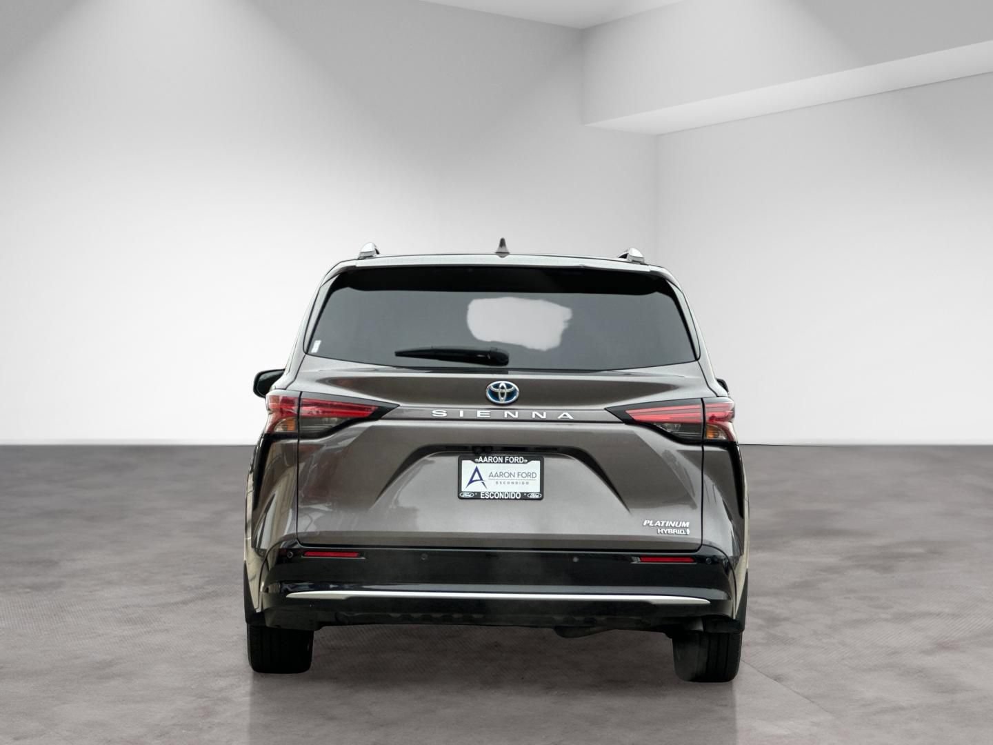 Used 2023 Toyota Sienna Platinum FWD image 5