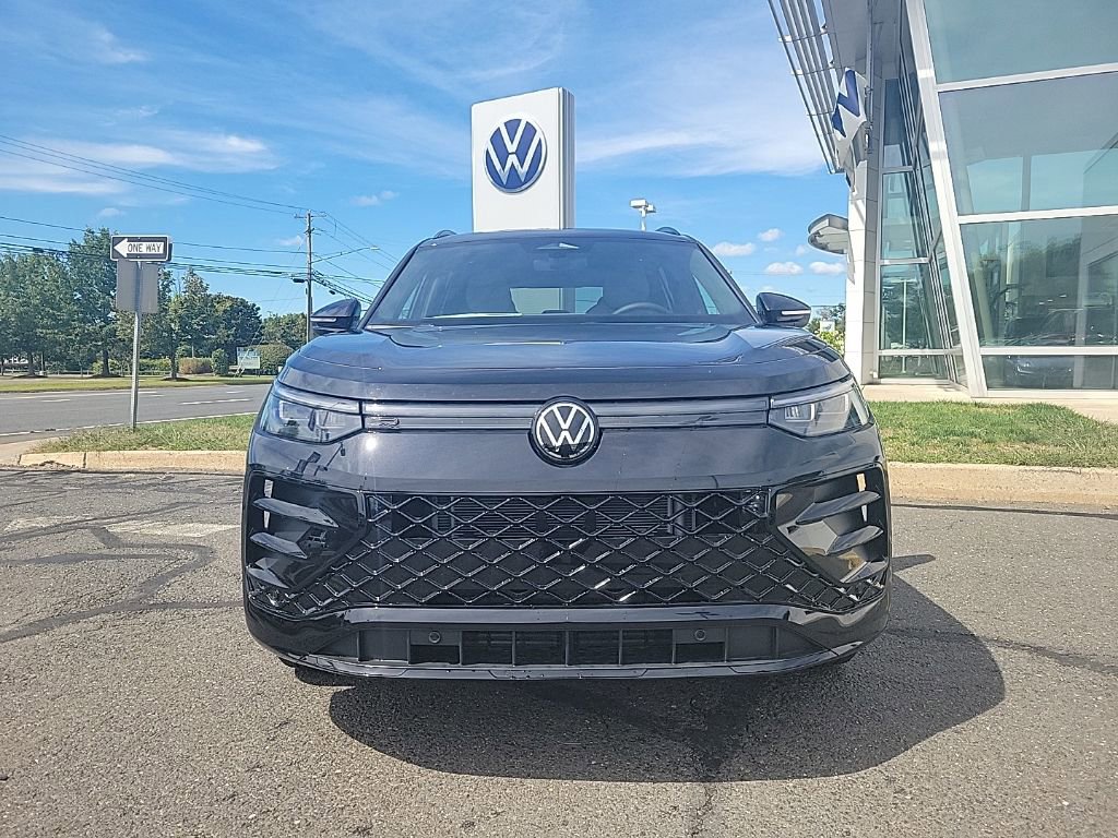 New 2025 Volkswagen Tiguan SE R-Line image 3