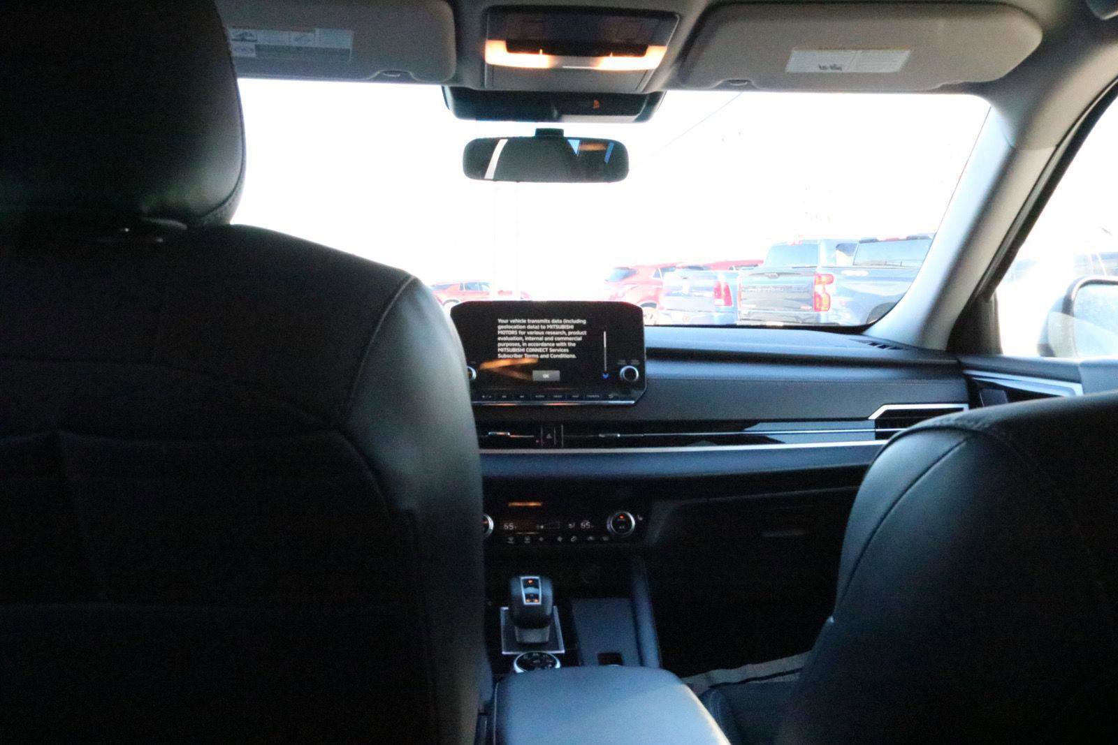 Used 2024 Mitsubishi Outlander SE image 14