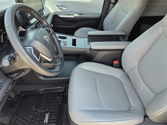 Used 2025 Toyota Sienna XLE image 9