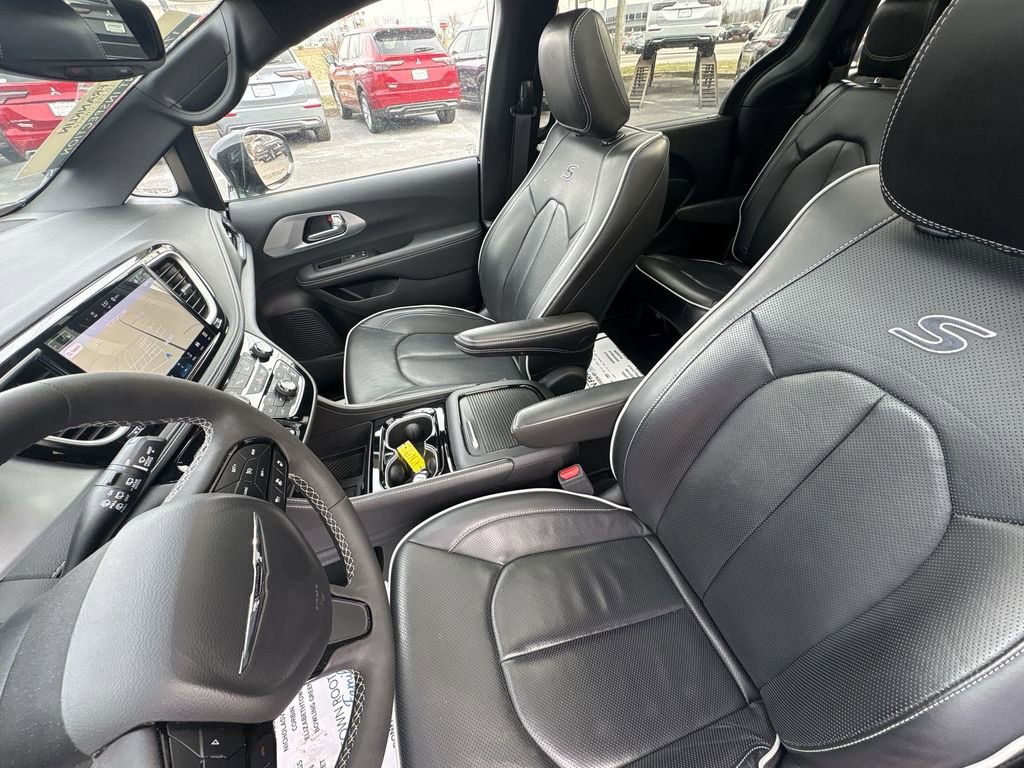 Used 2025 Chrysler Pacifica Limited image 22
