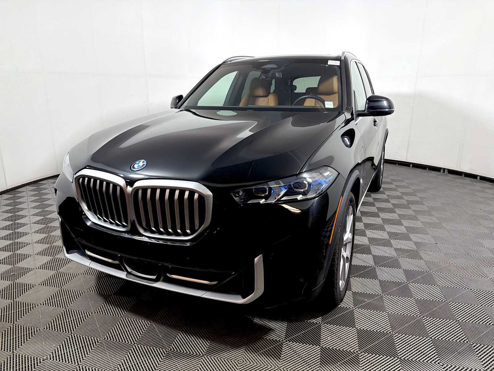 Used 2024 BMW X5 xDrive50e w/ Premium Package AWD/4WD image 3