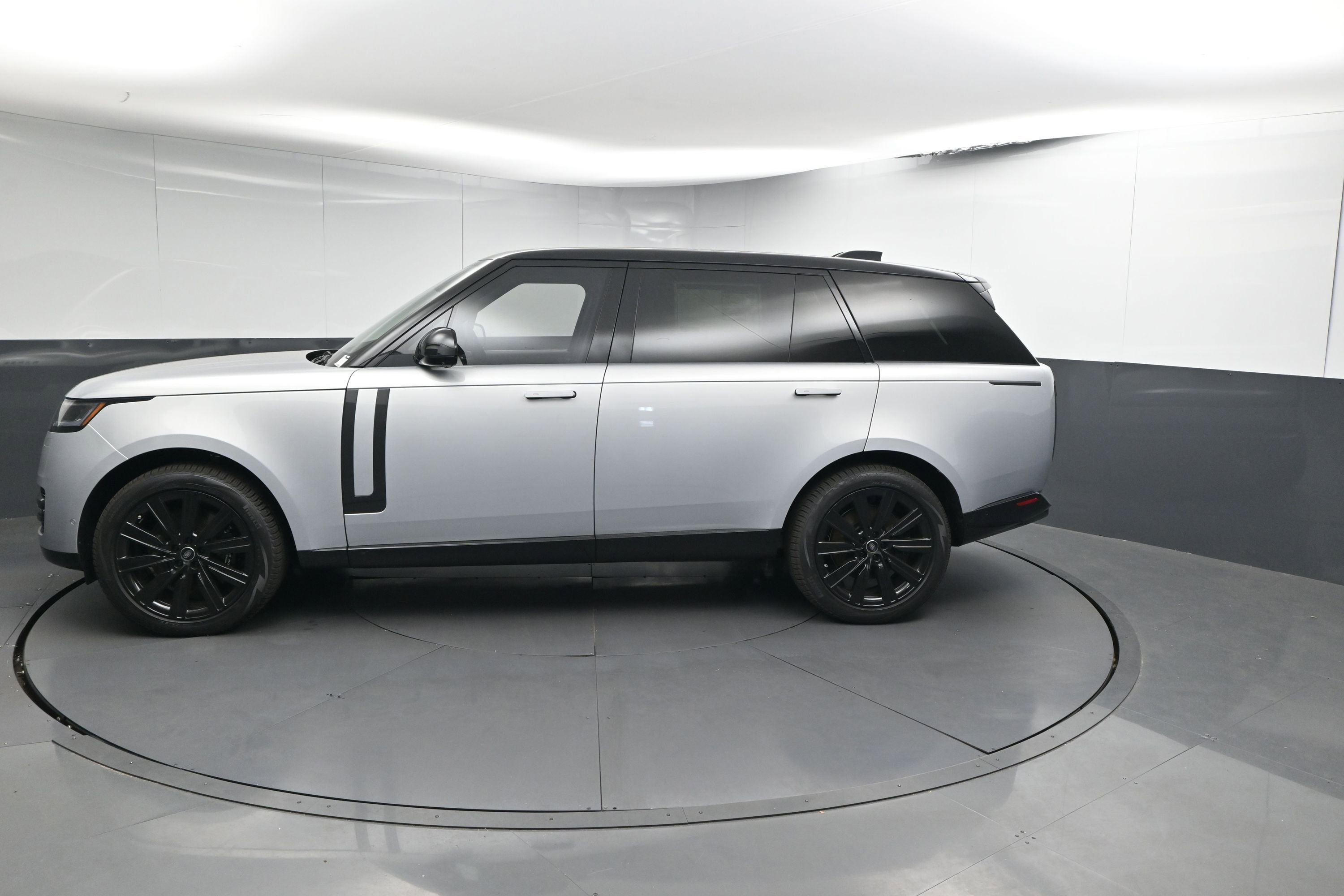 New 2025 Land Rover Range Rover Long Wheelbase SE image 2