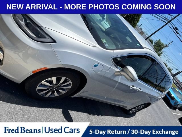 Used 2022 Chrysler Pacifica Touring-L w/ Uconnect Theater Family Group FWD image 5