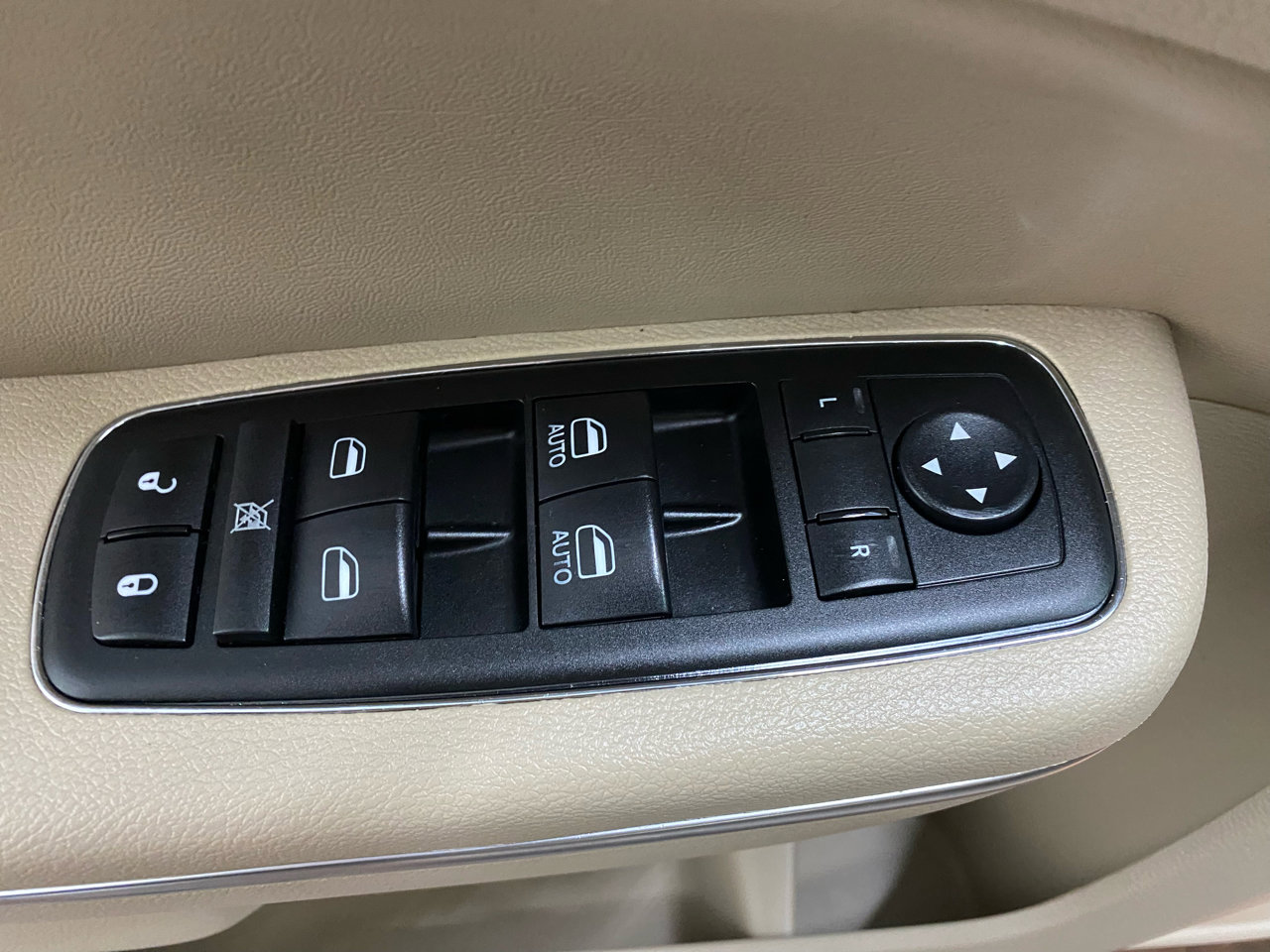 Used 2011 Chrysler 300 Limited w/ Luxury Group image 37