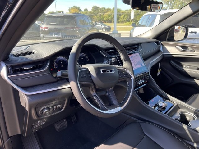 Used 2025 Jeep Grand Cherokee L Limited w/ Black Appearance Package image 9