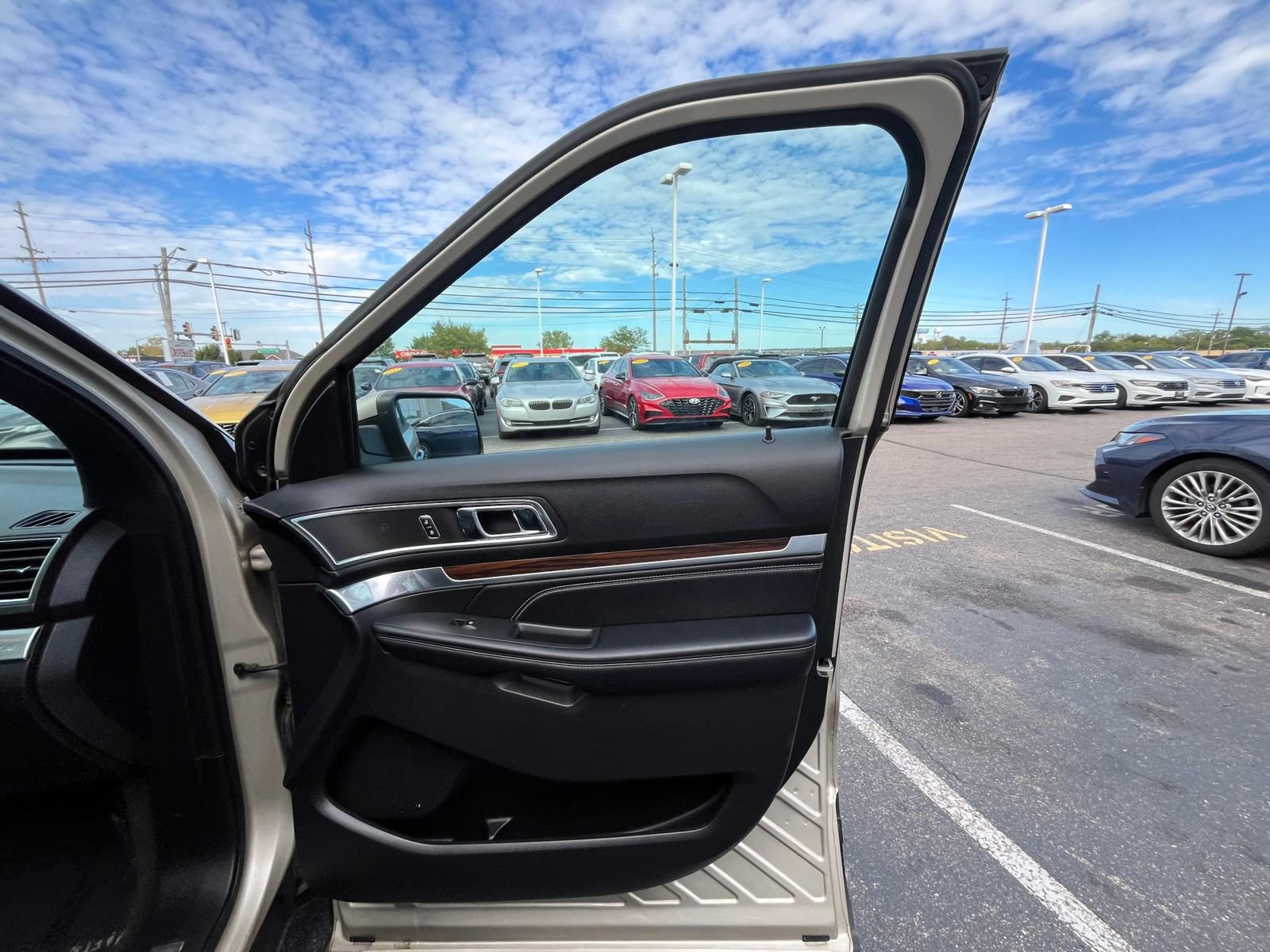 Used 2017 Ford Explorer Limited w/ Equipment Group 301A AWD/4WD image 47