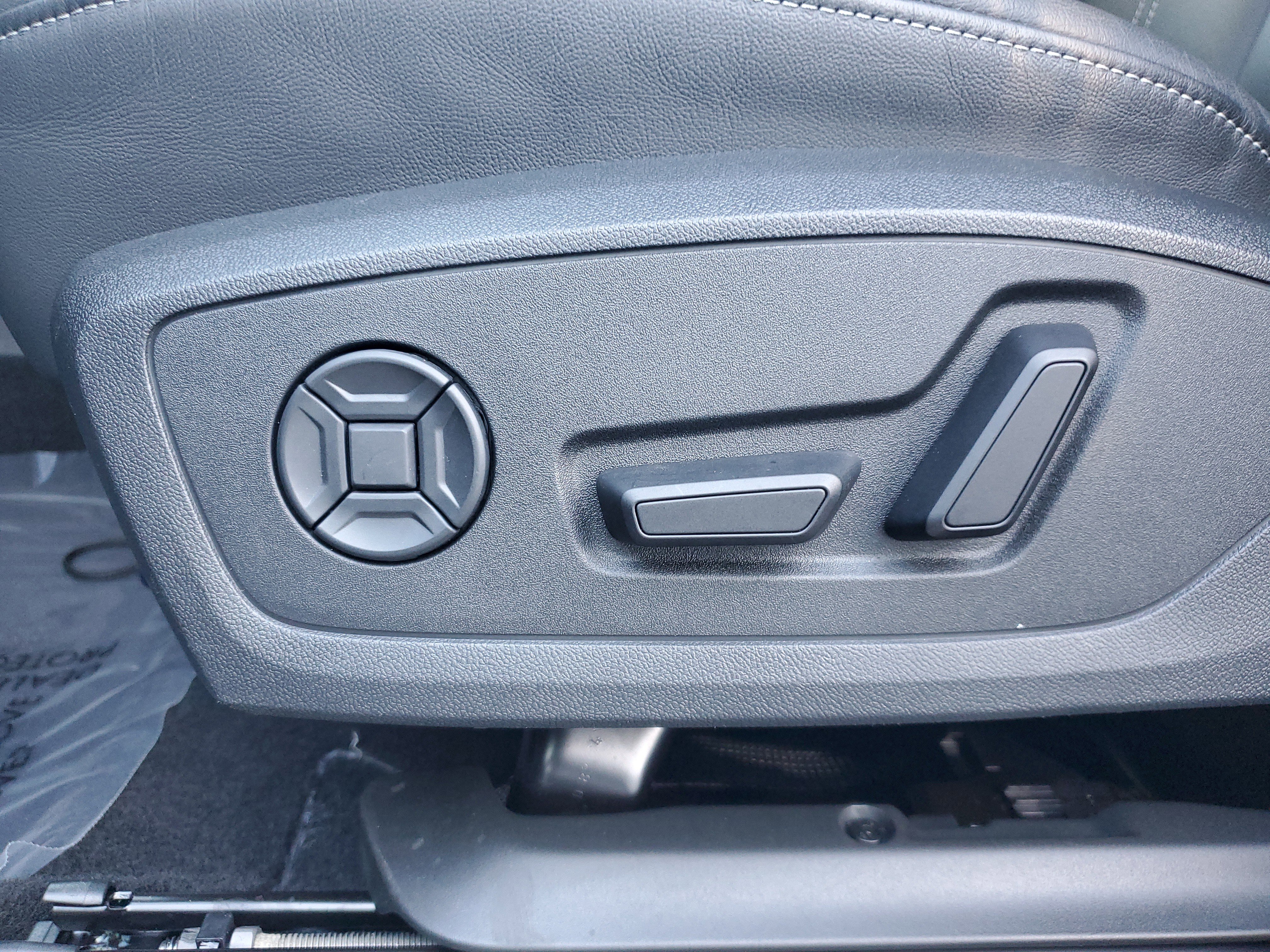 Used 2025 Audi Q4 e-tron Premium w/ Convenience Package image 11