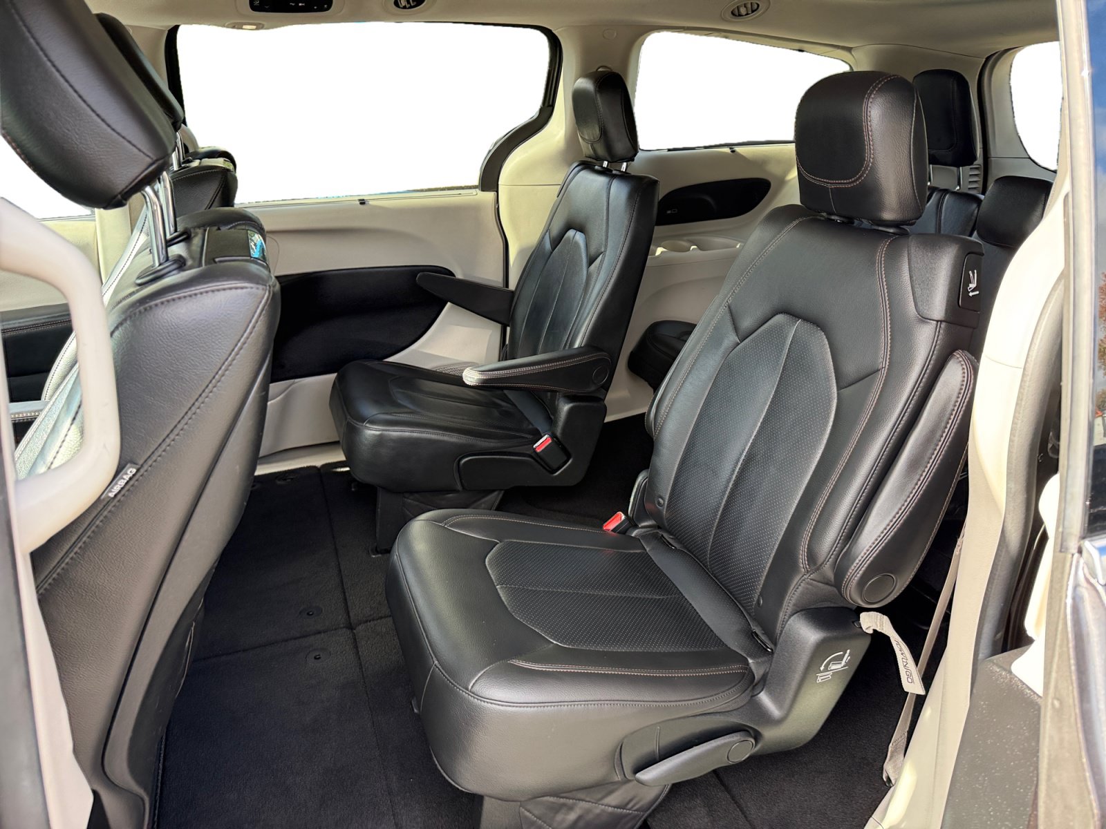 Used 2019 Chrysler Pacifica Touring-L Plus w/ Advanced Safetytec Group FWD image 16