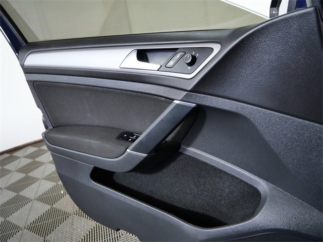 Used 2016 Volkswagen e-Golf SE w/ DC Fast Charging Package image 25