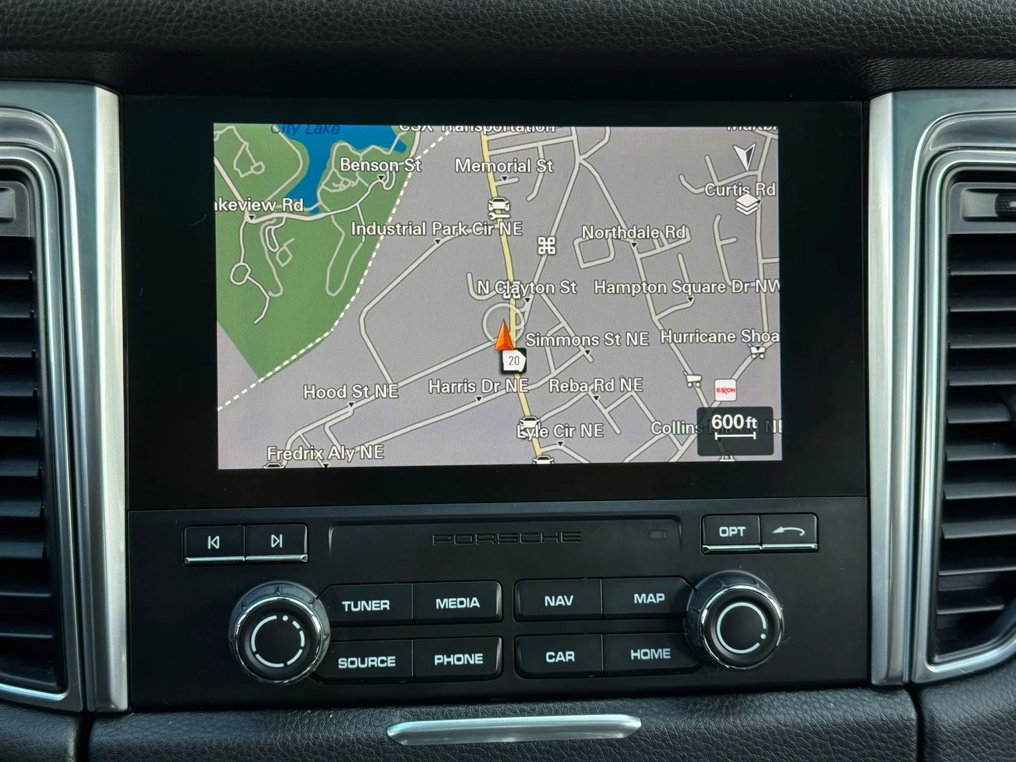 Used 2017 Porsche Macan AWD/4WD image 22