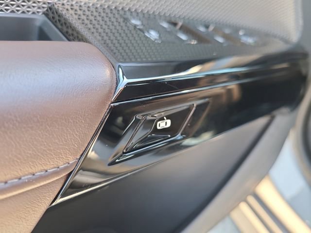 Used 2025 BMW 740i RWD image 18