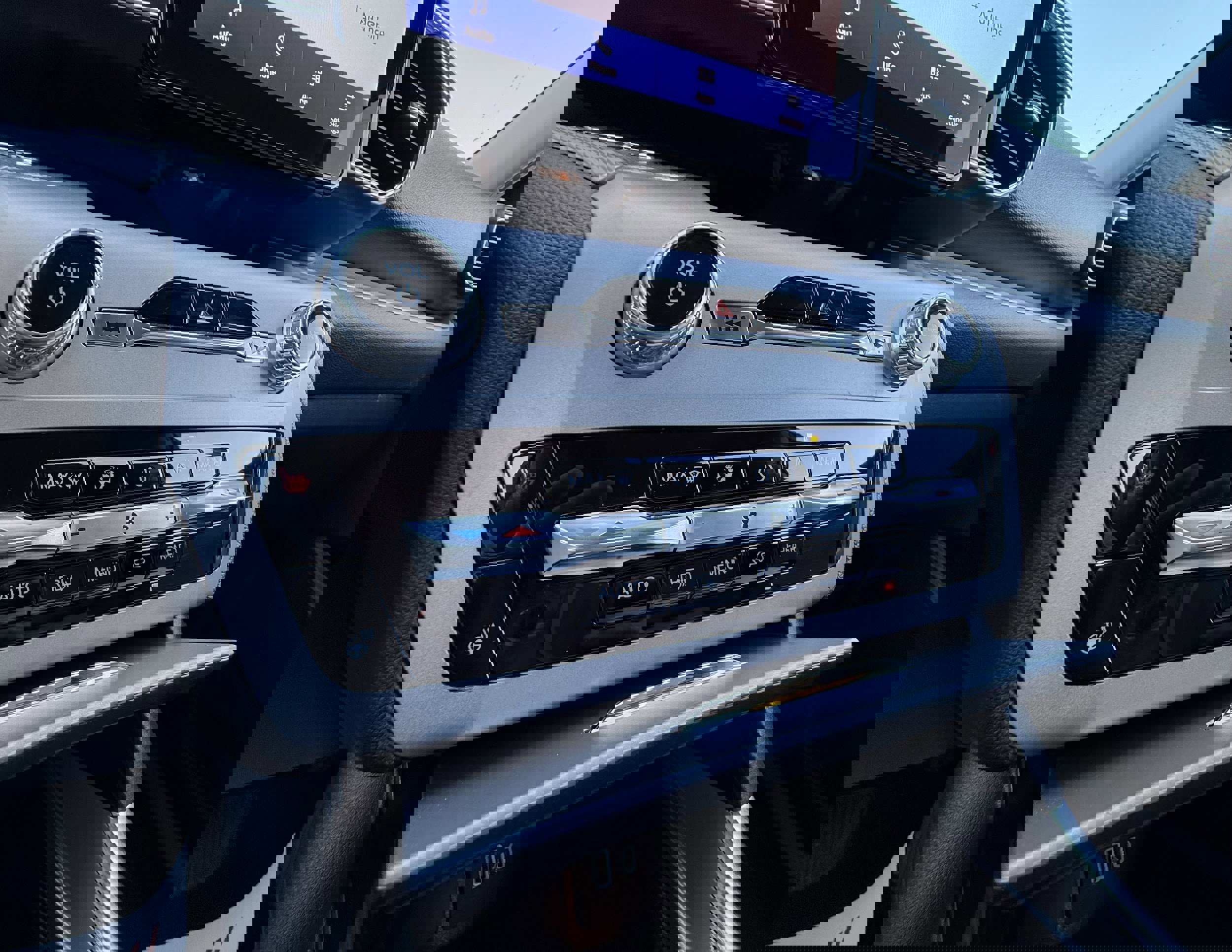 Used 2024 Ford Explorer XLT w/ Equipment Group 202A image 18