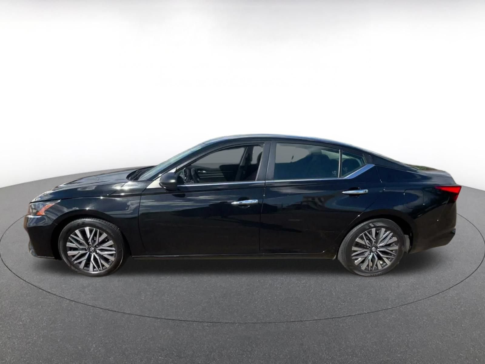 Used 2024 Nissan Altima 2.5 SV FWD image 8